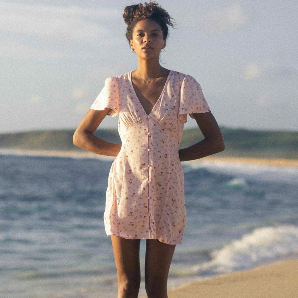 Billabong Floral Vintage-Inspired Mini Dress 𑁍